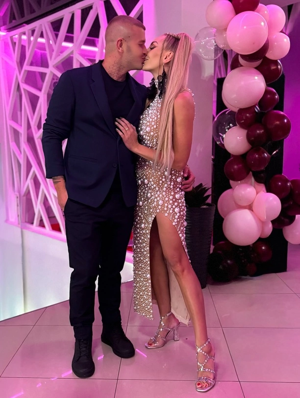 Olśniewająca Joanna Narożna w kreacji z rozcięciem. Tak wygląda prawdziwa królowa stylu!