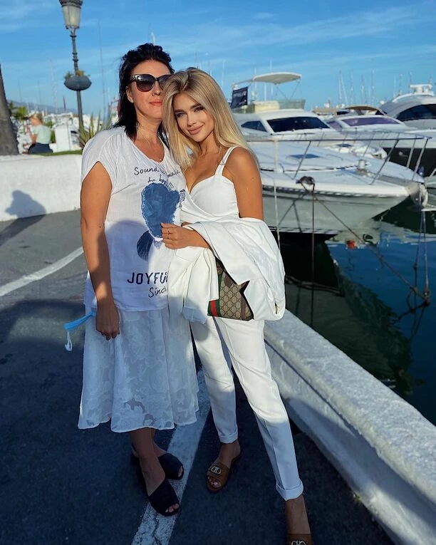 Śliczna gwiazdeczka disco polo po raz pierwszy pokazała mamę?! Wyglądają jak siostry! 