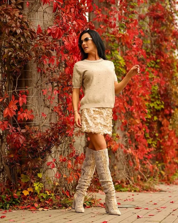 Yoko rozpaliła sieć swoją jesienną stylizacją. Beż, złoto i nogi w kozakach do nieba