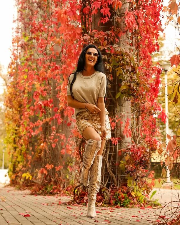 Yoko rozpaliła sieć swoją jesienną stylizacją. Beż, złoto i nogi w kozakach do nieba