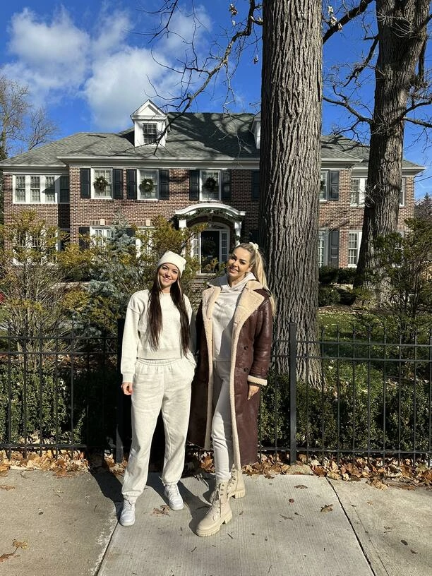 Angelika Żmijewska i Paula Karpowicz-Zimecka zwiedzają USA! Były pod domem z filmu „Kevin sam w domu„!