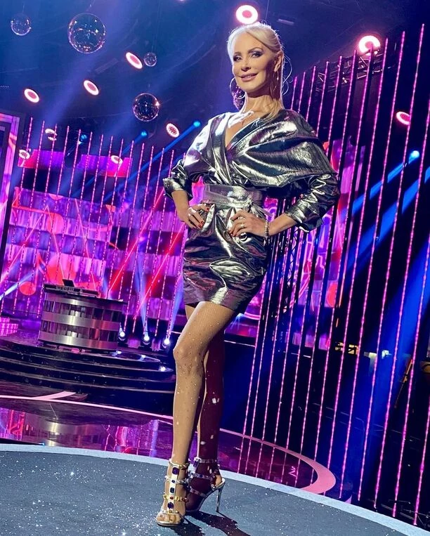 Elwira Mejk gotowa na Sylwestra?! Uwielbiana wokalistka disco polo zachwyca w błyszczącej kreacji odsłaniającej nogi! 