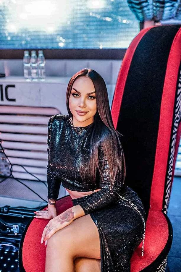 Szokujące zdjęcia! Klaudia Zielińska, młoda gwiazda disco polo, odkrywa swoje krągłości i dekolt!