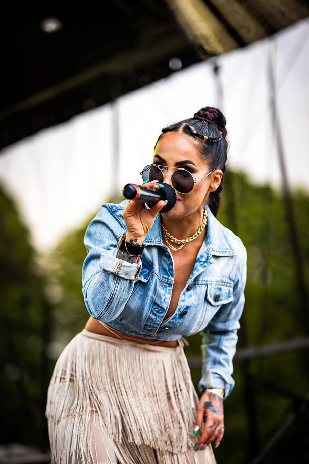 Szokujące zdjęcia! Klaudia Zielińska, młoda gwiazda disco polo, odkrywa swoje krągłości i dekolt!