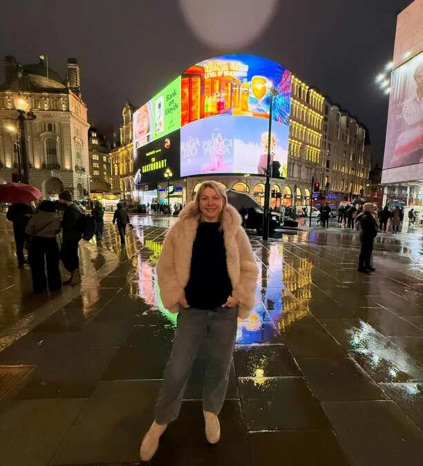 Magdalena Narożna z Piękni i Młodzi uciekła z Polski? Gwiazda disco polo pokazała zdjęcia z Londynu