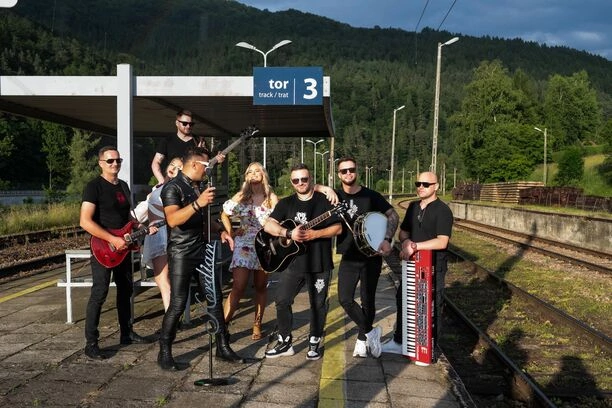 Szok! Gwiazdor disco polo Kordian wynajął pociąg! Wiemy, co się stało i dlaczego zdecydował się na taki krok! Co na to fani? 