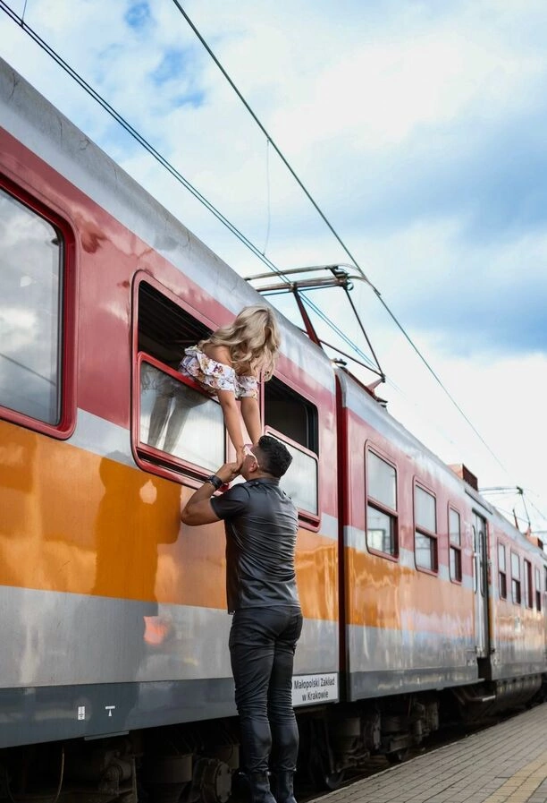 Szok! Gwiazdor disco polo Kordian wynajął pociąg! Wiemy, co się stało i dlaczego zdecydował się na taki krok! Co na to fani? 