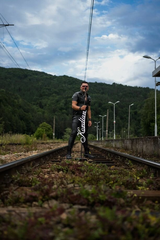Szok! Gwiazdor disco polo Kordian wynajął pociąg! Wiemy, co się stało i dlaczego zdecydował się na taki krok! Co na to fani? 
