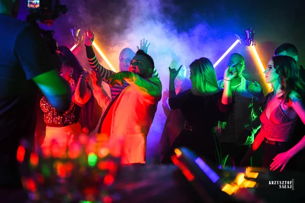 Ten duet będzie hitem? „Po nocach szlocha„ nowym przebojem latino od zespołów O To Chodzi oraz Explozja?