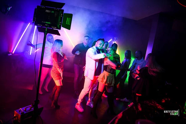 Ten duet będzie hitem? „Po nocach szlocha„ nowym przebojem latino od zespołów O To Chodzi oraz Explozja?