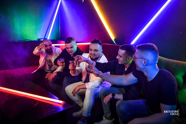 Ten duet będzie hitem? „Po nocach szlocha„ nowym przebojem latino od zespołów O To Chodzi oraz Explozja?