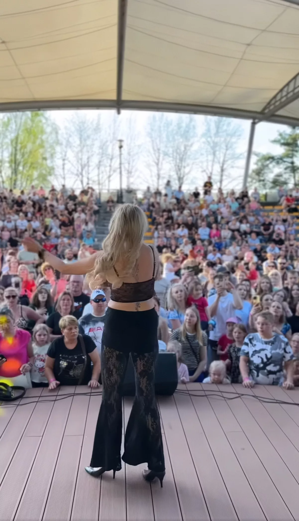 Półnaga gwiazda disco polo na scenie. Magda Narożna pokazała brzuch i nogi w koronkowej kreacji