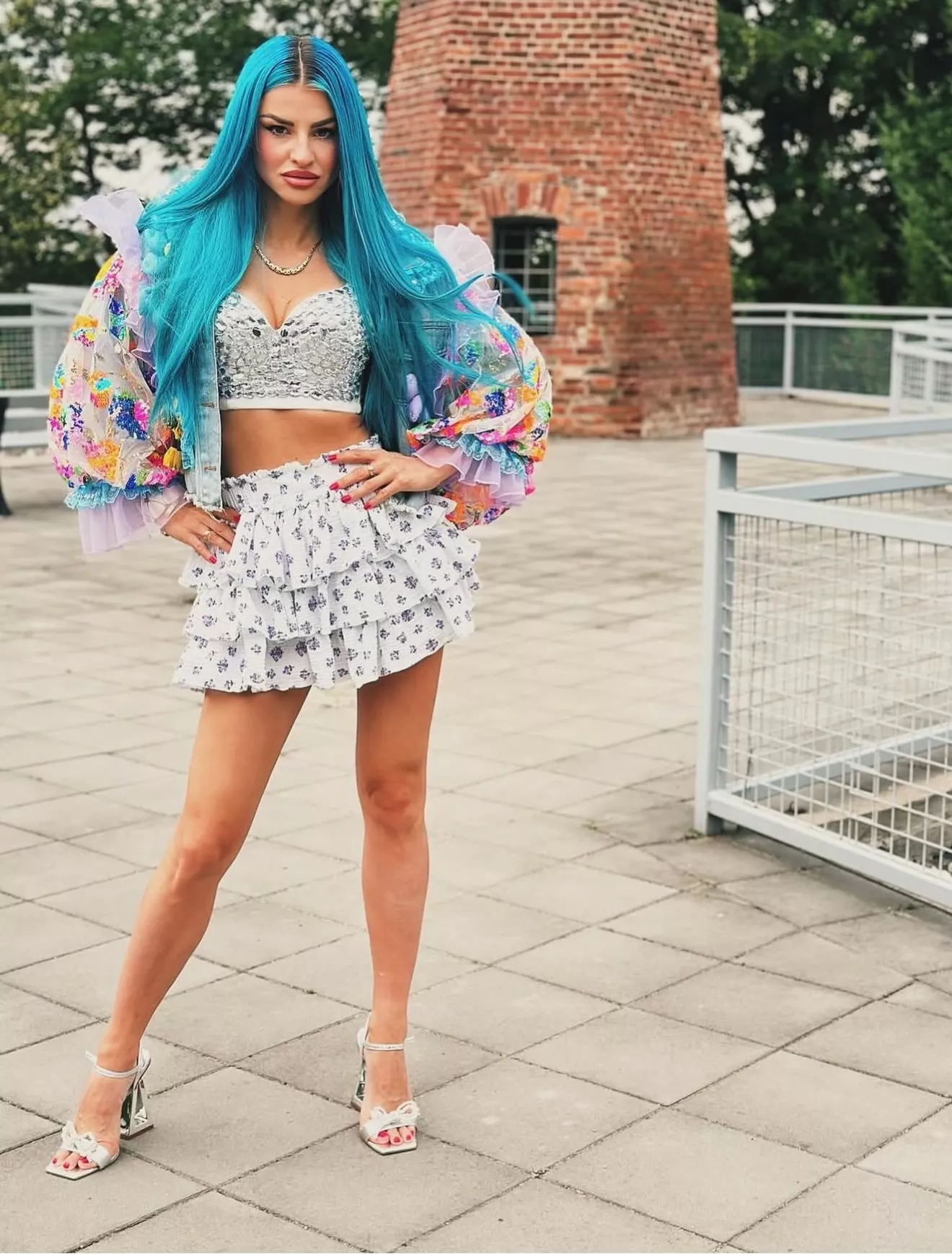 Te nogi to grzech! Uwielbiana gwiazda disco polo w mini spódniczce odsłoniła wszystko