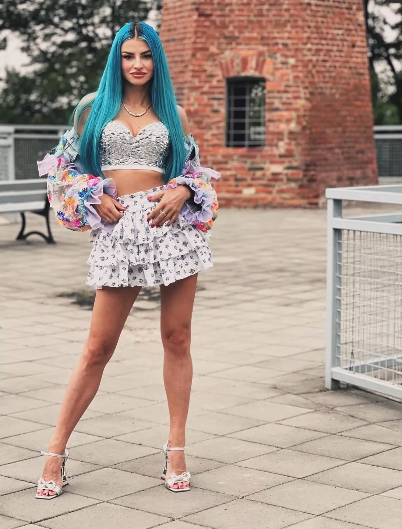 Te nogi to grzech! Uwielbiana gwiazda disco polo w mini spódniczce odsłoniła wszystko
