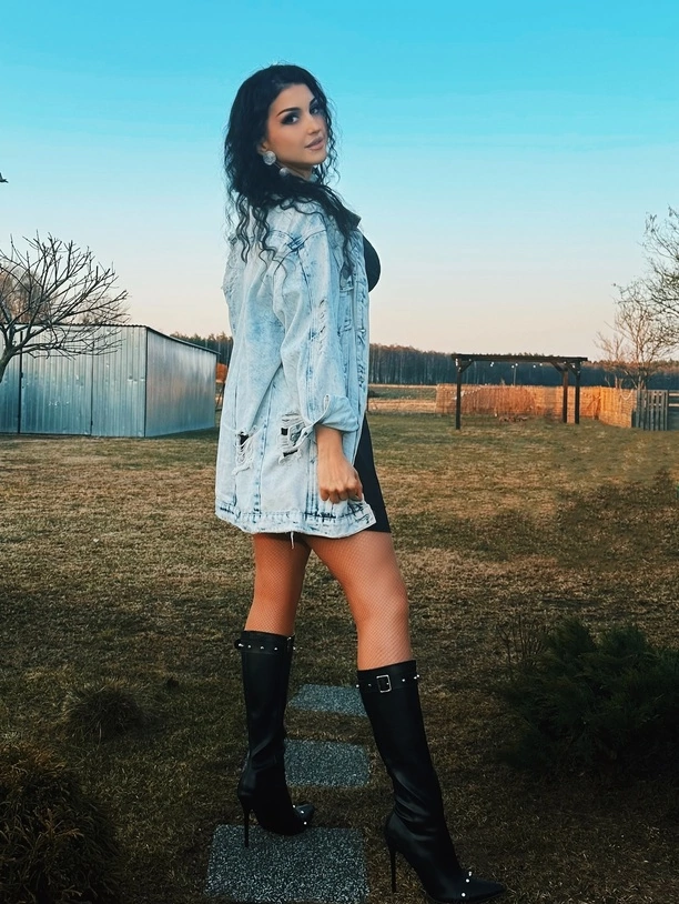 Tak wygląda Bikiny dziś. Jej stylizacja z nowych zdjęć wywołała poruszenie w disco polo