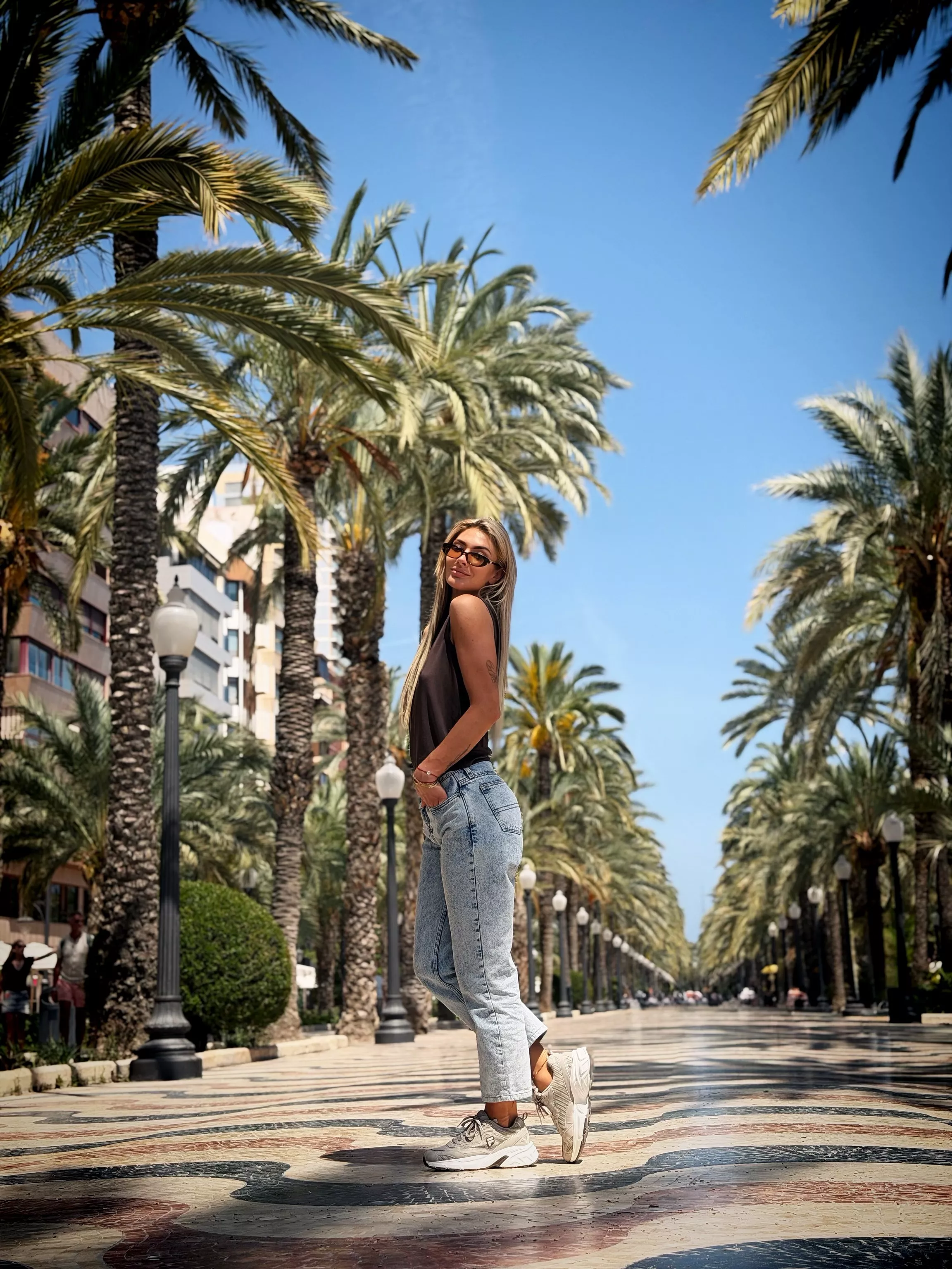 Małgorzata Główka z CamaSutry w jeansach i sneakersach pod palmami. Hiszpania wygląda u niej tak