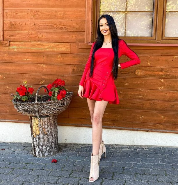 Popularna wokalistka disco polo w modnej sukience! Gwiazda wygląda jak milion dolarów! 