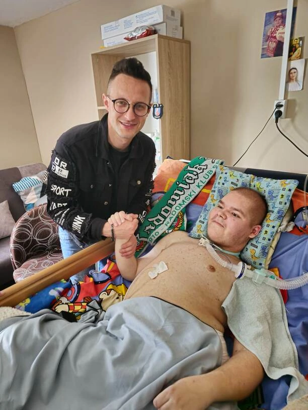 Lider zespołu Playboys - Jakub Urbański spełnia marzenia chłopca z nieuleczalną chorobą