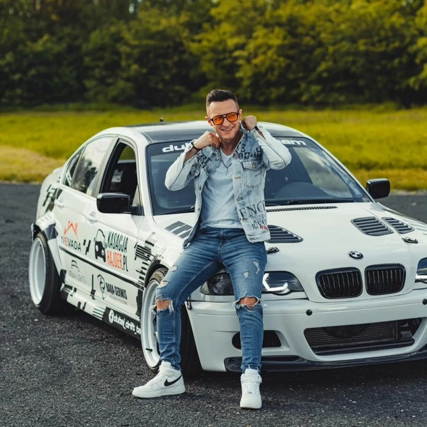 To będzie najlepsza produkcja tego roku?! Jakub Urbański Playboys pokazał zdjęcia z teledysku z formacją Piękni i Młodzi!