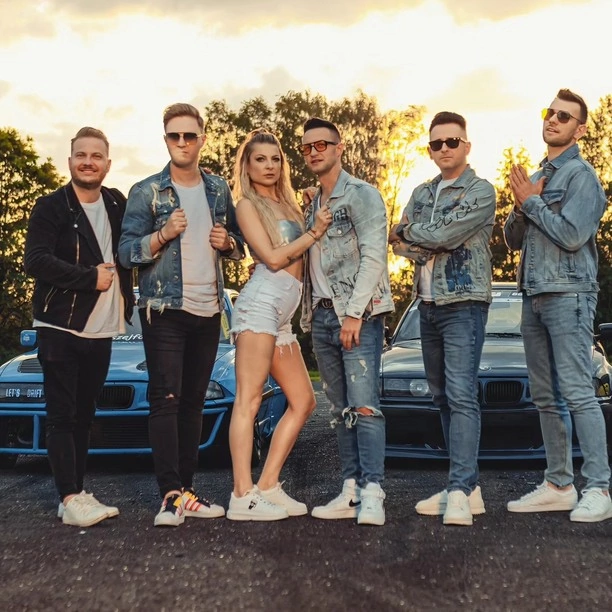 To będzie najlepsza produkcja tego roku?! Jakub Urbański Playboys pokazał zdjęcia z teledysku z formacją Piękni i Młodzi!