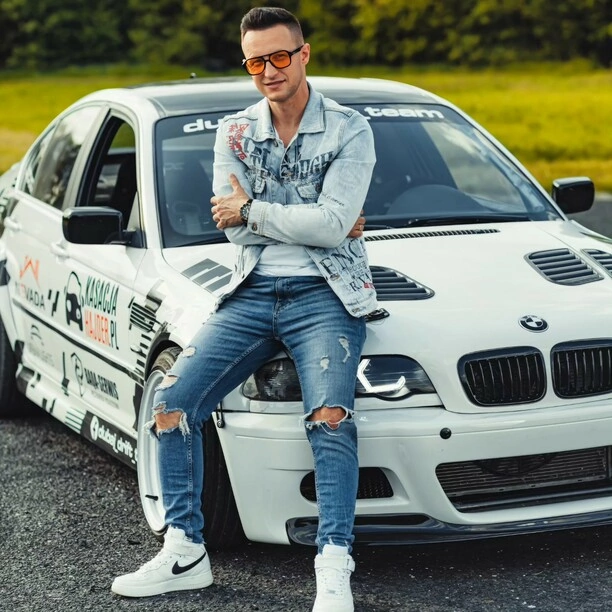 To będzie najlepsza produkcja tego roku?! Jakub Urbański Playboys pokazał zdjęcia z teledysku z formacją Piękni i Młodzi!