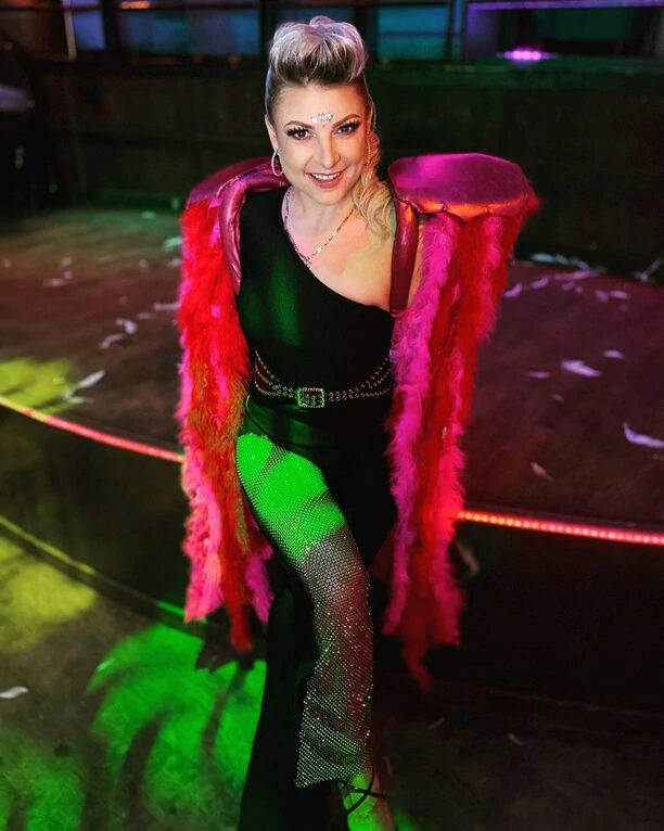 Magdalena Narożna - Piękni i Młodzi kusi odważną stylizacją! Piękna gwiazda disco polo w obcisłym lateksie! 