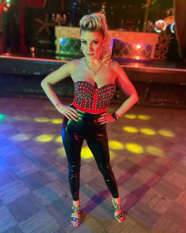 Magdalena Narożna - Piękni i Młodzi kusi odważną stylizacją! Piękna gwiazda disco polo w obcisłym lateksie! 