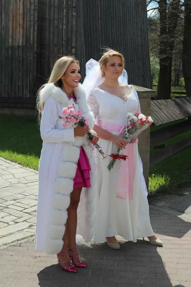 Wesele rodem z PRL-u! Gwiazda disco polo w roli śpiewającej druhny! Ta nowość podbije internet?!