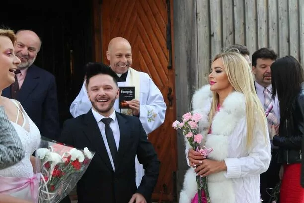 Wesele rodem z PRL-u! Gwiazda disco polo w roli śpiewającej druhny! Ta nowość podbije internet?!