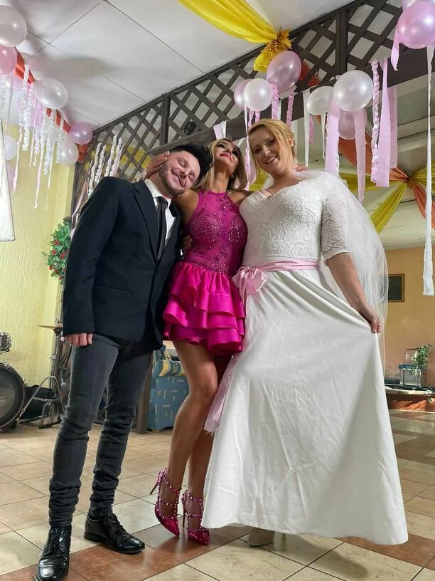 Wesele rodem z PRL-u! Gwiazda disco polo w roli śpiewającej druhny! Ta nowość podbije internet?!