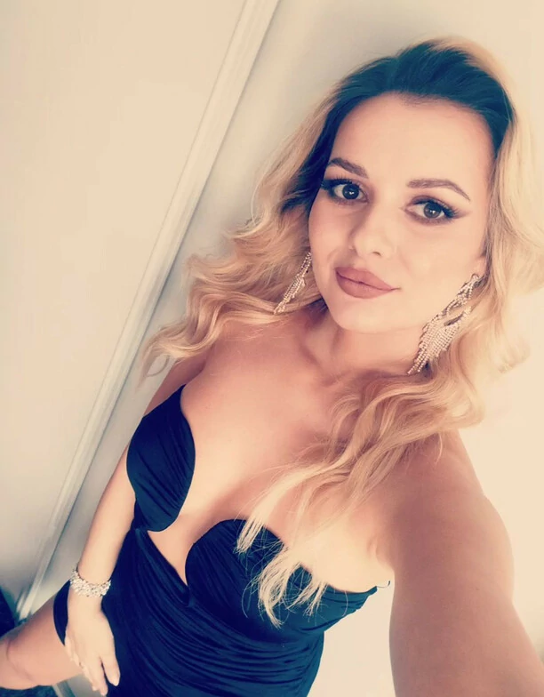 Basia Pędrak z zespołu Lili w krótkiej sukience z głębokim dekoltem! Fani disco polo oszaleli na widok jej zdjęć