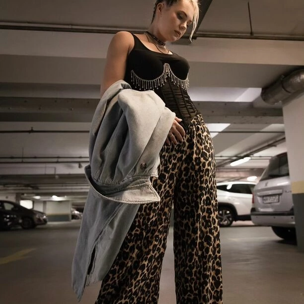 Sylwia Morcinek z zespołu Weź Nie Pytaj w nietypowej sesji! Podziemny parking i spontaniczne zdjęcia zaskakują fanów!

