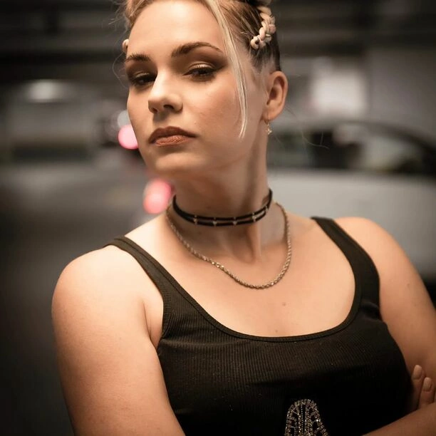 Sylwia Morcinek z zespołu Weź Nie Pytaj w nietypowej sesji! Podziemny parking i spontaniczne zdjęcia zaskakują fanów!

