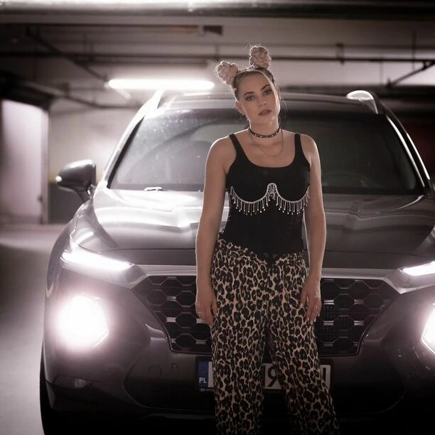 Sylwia Morcinek z zespołu Weź Nie Pytaj w nietypowej sesji! Podziemny parking i spontaniczne zdjęcia zaskakują fanów!

