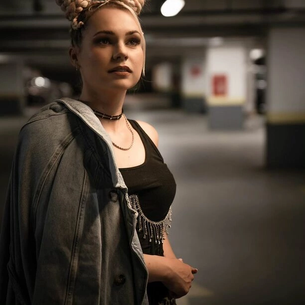 Sylwia Morcinek z zespołu Weź Nie Pytaj w nietypowej sesji! Podziemny parking i spontaniczne zdjęcia zaskakują fanów!

