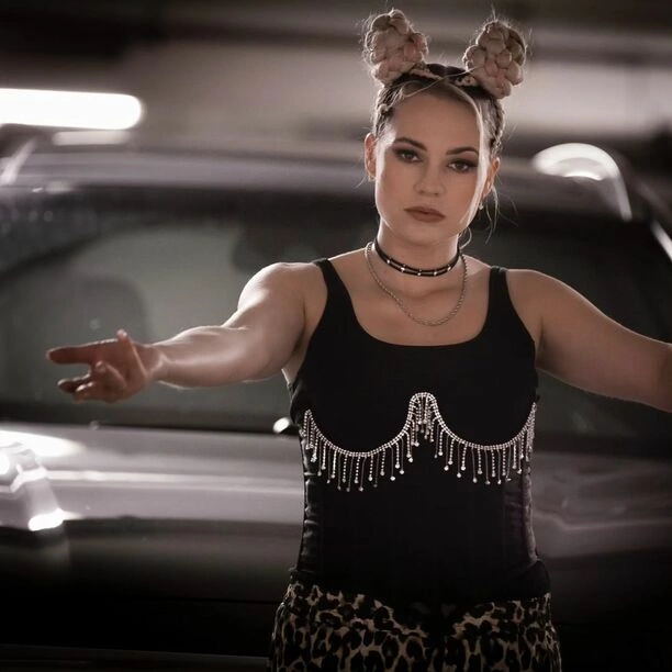 Sylwia Morcinek z zespołu Weź Nie Pytaj w nietypowej sesji! Podziemny parking i spontaniczne zdjęcia zaskakują fanów!

