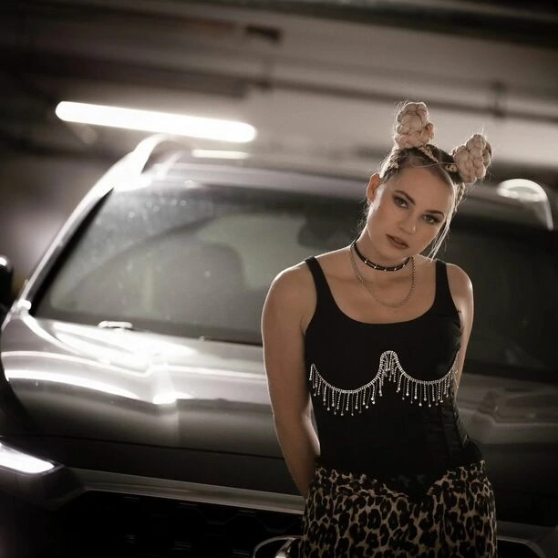 Sylwia Morcinek z zespołu Weź Nie Pytaj w nietypowej sesji! Podziemny parking i spontaniczne zdjęcia zaskakują fanów!

