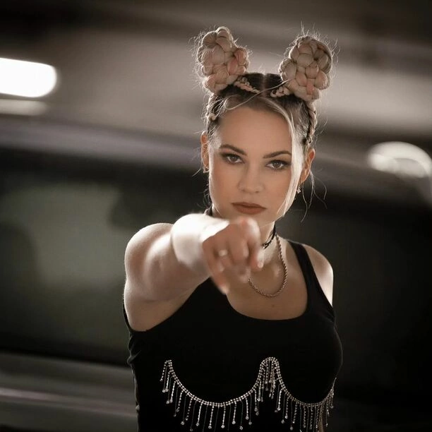 Sylwia Morcinek z zespołu Weź Nie Pytaj w nietypowej sesji! Podziemny parking i spontaniczne zdjęcia zaskakują fanów!

