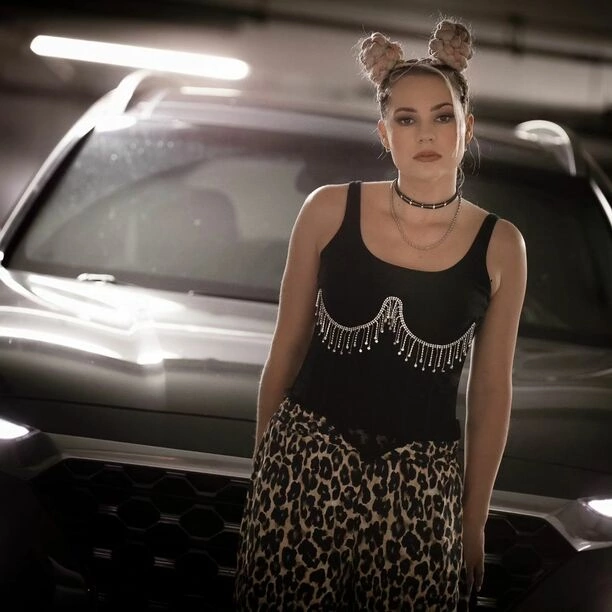 Sylwia Morcinek z zespołu Weź Nie Pytaj w nietypowej sesji! Podziemny parking i spontaniczne zdjęcia zaskakują fanów!

