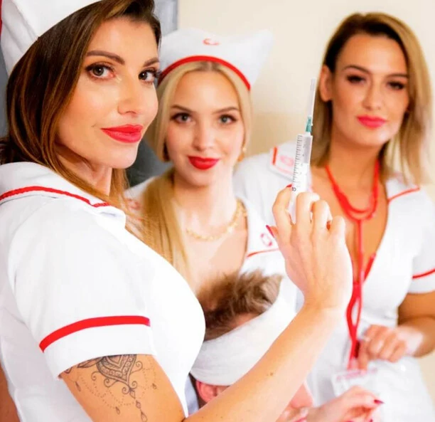 Gorące zdjęcia Top Girls podbijają rynek muzyczny w strojach policjantek! Fani komentują! 