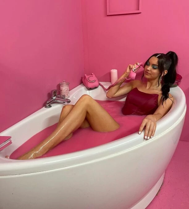 Gorąca wokalistka disco polo kusi w wannie z różową pianą! Angelika Żmijewska pokazała odważne zdjęcia!