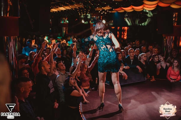 Uwielbiane gwiazdy z Top Girls w prześwitującej koronce! Wokalistki disco polo wyglądają niezwykle ujmująco!