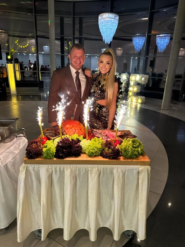 Opadną Wam szczęki! Jak Narożni ubrali się na wesele! Czy to najpiękniejsza para disco polo? 