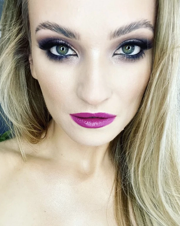 Znana wokalistka disco polo nie boi się mocnego makijażu! Te kolory to HIT! 