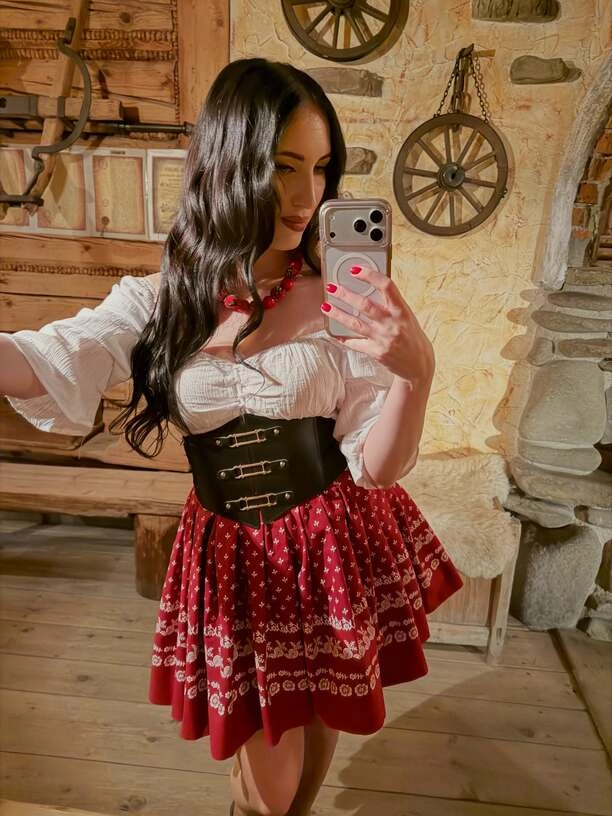 Iwona Cichoń zachwyca w ludowej stylizacji. Gorące zdjęcie wokalistki disco polo obiegło sieć