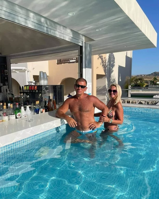 Popularny wokalista disco polo wyleciał z żoną na wakacje! Gorące zdjęcia z Grecji podbijają sieć! 