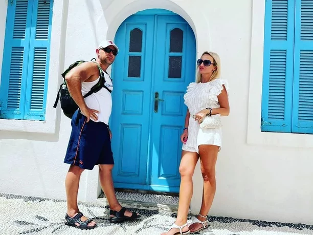 Popularny wokalista disco polo wyleciał z żoną na wakacje! Gorące zdjęcia z Grecji podbijają sieć! 