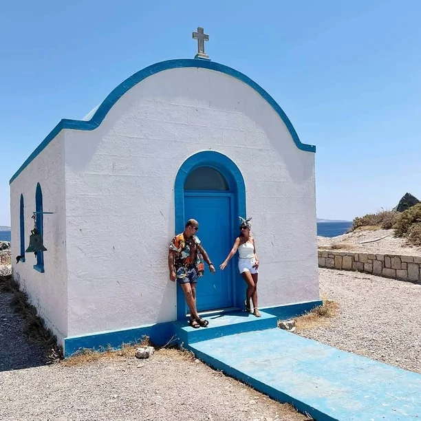 Popularny wokalista disco polo wyleciał z żoną na wakacje! Gorące zdjęcia z Grecji podbijają sieć! 