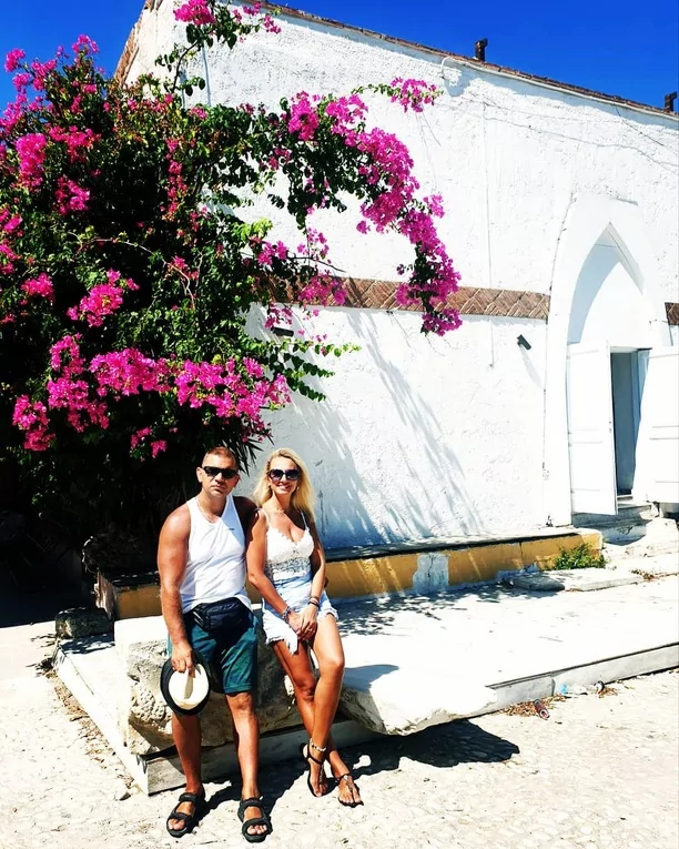 Popularny wokalista disco polo wyleciał z żoną na wakacje! Gorące zdjęcia z Grecji podbijają sieć! 