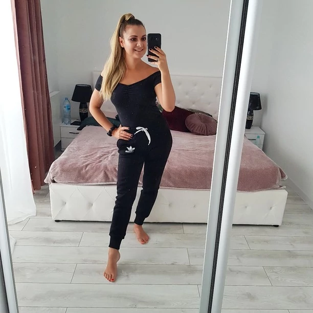 Bogini disco polo w dresie?! Prześliczna artystka zaszokowała fanów swoją niecodzienną stylizacją! 